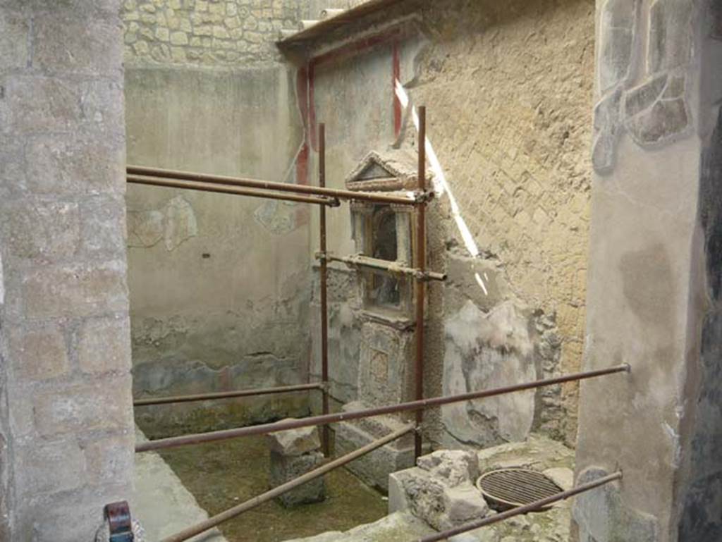 III.3 Herculaneum. August 2013. Looking east into small light-well. Photo courtesy of Buzz Ferebee.